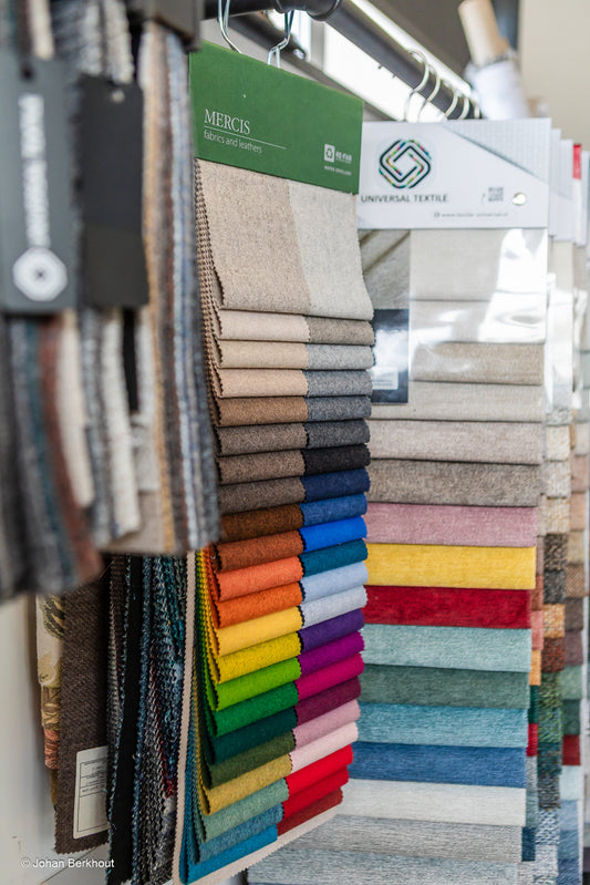 Velours of microleder voor eetkamerstoelen? Dit zijn de belangrijkste verschillen