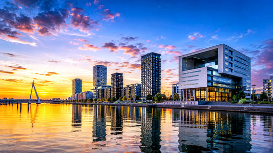 breedbeeldfoto van de moderne skyline en architectuur van Almere, Nederland, met water en eigentijdse gebouwen bij zonsondergang – stijlvolle landmarkfoto voor meubels herstofferen en meubelstoffering in Almere.