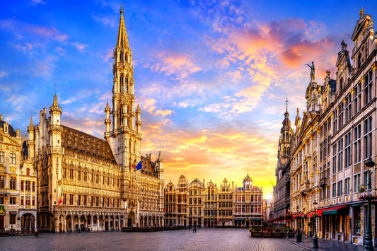 panoramisch uitzicht op de Grote Markt in Brussel, België, met historische architectuur en gouden gevels bij zonsondergang – sfeervolle landmarkfoto voor meubelstoffering en meubels herstofferen in Belgi