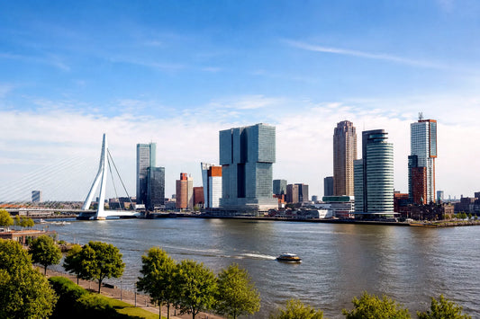 breedbeeldfoto van een historische Amsterdamse gracht met karakteristieke brug, woonboten en grachtenpanden in Rotterdam, Nederland – sfeervolle landmarkfoto voor meubels herstofferen en meubelstoffering in Rotterdam